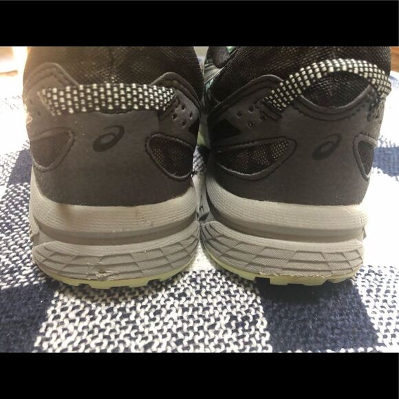 Nice athletic shoes by ASICS in size 81/2 - Picture 2 of 3